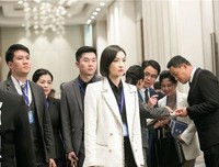 “很高兴，我们的恋爱终于谈到签婚前协议这一步了。”