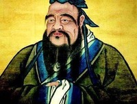 站在孔子的巨像下