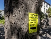 “分手吧，我不要一个摆地摊的男友。”