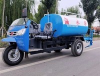 路边的树上落满灰尘