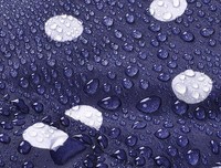 爱穿雨披走路的漂亮姑娘