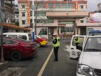 交警嘶吼开路救人，我的眼泪又不值钱了