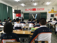 半推半就的人生，会有人和你一样眷顾着未来｜零碎生活