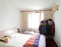 门在墙上，桥在路上