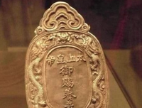 关于赤裸裸的现种地能的句子