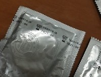 老公包里有一盒安全套