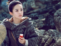 赵丽颖产后1年偷拍照被曝光，网友惊叹：生完孩子，你怎