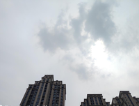 时而小雨，时而阴天，难得有阳光普照，让心底那点郁郁