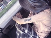 她已经不再哭