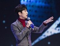 何炅泪崩、易烊千玺哭成泪人，这位妻子的朋友圈相册，