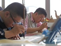 “星星点灯”调研团进行陪自闭儿童上书法课