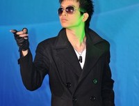 对方拍了拍“你”并问了句：选秀我还有机会吗?