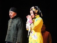 爷爷打扫马路、捡垃圾，一个月赚2000多块钱，别人说：