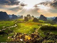 喀斯特地貌环境下的新农村--云岩镇