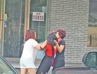 被她当街撕衣服暴打的小三为什么要帮她