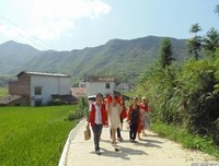 可爱的石岭小学的学生
