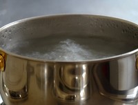 开水烫头、鱼线缝嘴、钢筋抽打......比人贩子还可怕的