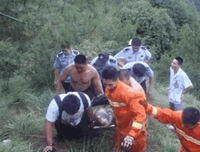 被逼跳崖的男人