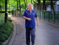 大爷大妈拦婚车要彩头，5条烟还不给过，只好送他们去坐