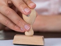 做亲子鉴定，大儿子不是亲生的；法院离婚时，原来小儿