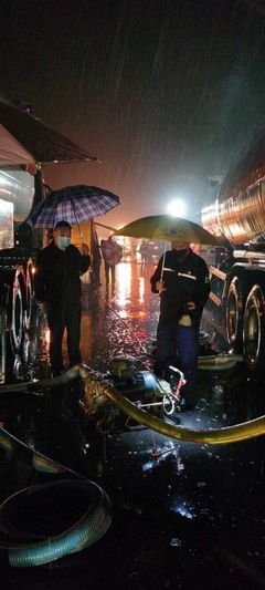 穿过雨夜