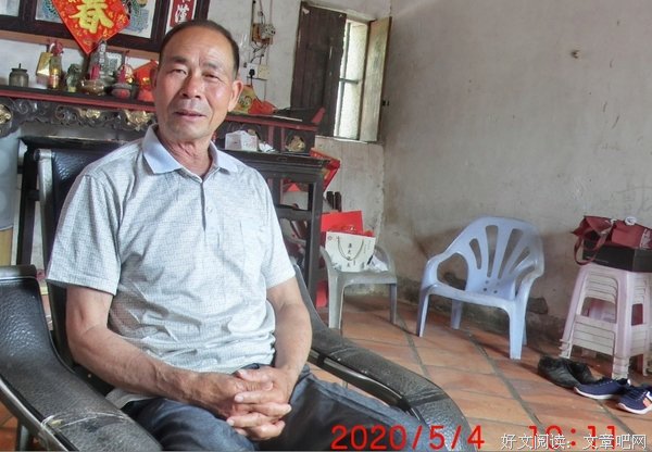 滨海乡村，一位老人在家自娱唱歌