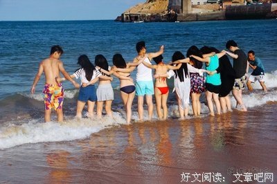 手挽手，肩并肩