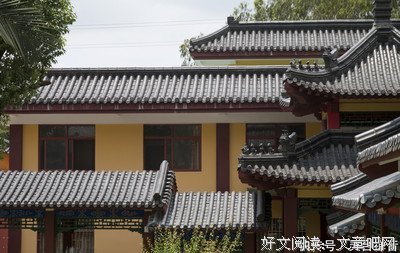  擦镜子的“公路守护神”