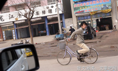 叼着肉的黑狗