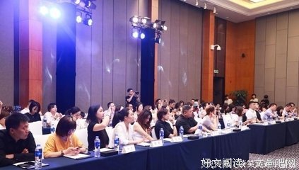 抱团生长的茶花