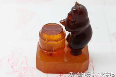 小狗熊吃蜂蜜