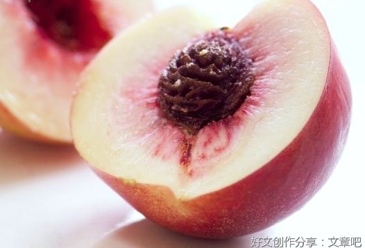 河埂上的那棵桃树