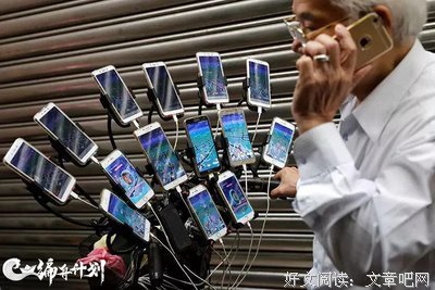  玩游戏的老人们