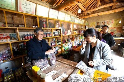用一生诠释“红背篓”精神