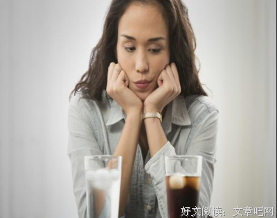 她选择了那个有钱的老男人