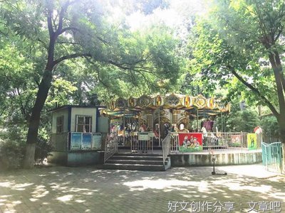 1 周日早八点，劳动公园相亲角已人声鼎沸。老头老太太们都揣着各