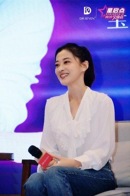中年离婚又曾绯闻缠身，如今46岁的她是怎么从“保姆”活成“公主