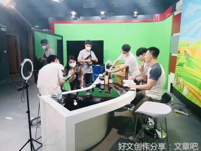 66岁的黄梅戏“天团”火上热搜：原来直播打赏，就是新时代的“戏