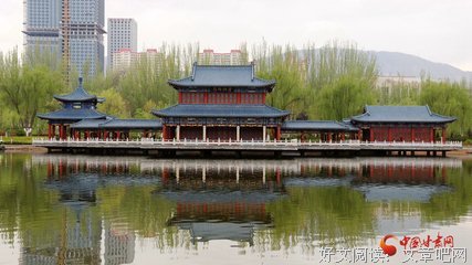 河岸绿柳亸地，街边繁花扑人