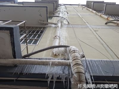 角落里的水管冻裂了