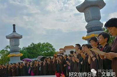 至诚发愿往生极乐世界的人就是菩萨！
