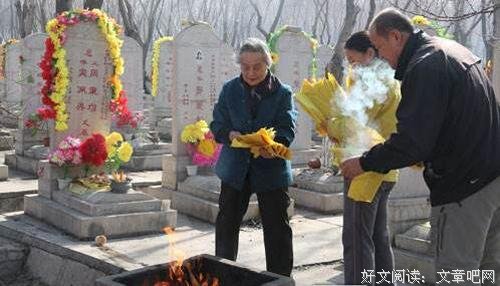 清明烧万堆纸钱，不如在世端一碗饭