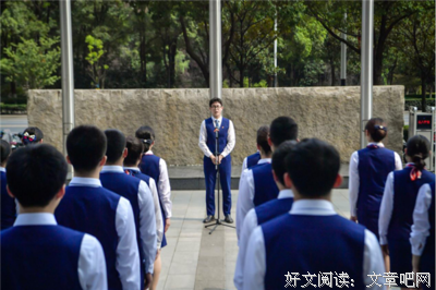 “学英雄，做先锋”的国旗下演讲