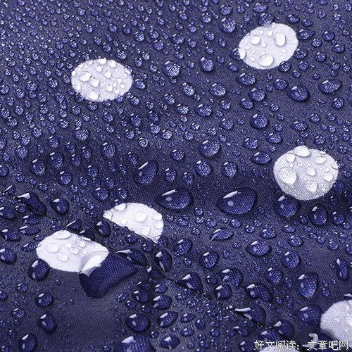 爱穿雨披走路的漂亮姑娘