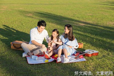 一家人一块群视频，格格在火车站一个劲喊爸爸