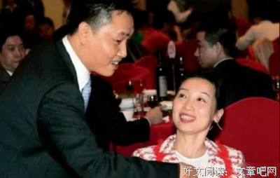 黄光裕出狱，国美股价大涨背后：12年来，乘风破浪的老婆，才是他