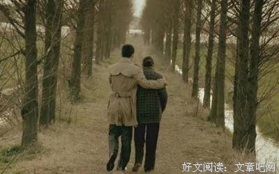 女同事天天勾引我，听到我妈的名字后，吓傻了