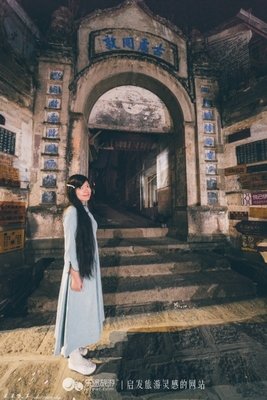 灯光下的宁静