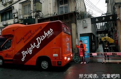 一盒牛奶，一个口罩