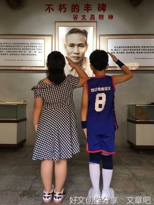 瞻仰长江支队漳州纪念园丰碑